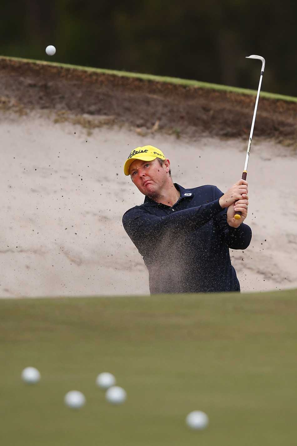 训练结束后父女击掌庆祝，两人脸上洋溢着相似的笑容，背景是沐浴在温暖光线中的高尔夫球场