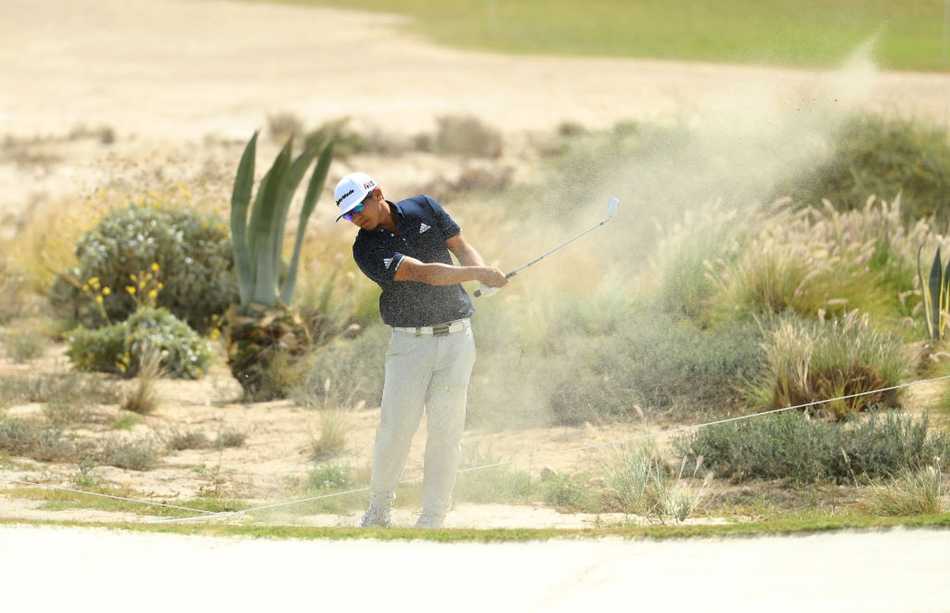 中国球员吴阿顺在开球后神情专注地望向球的落点，挑战显现在脸上。