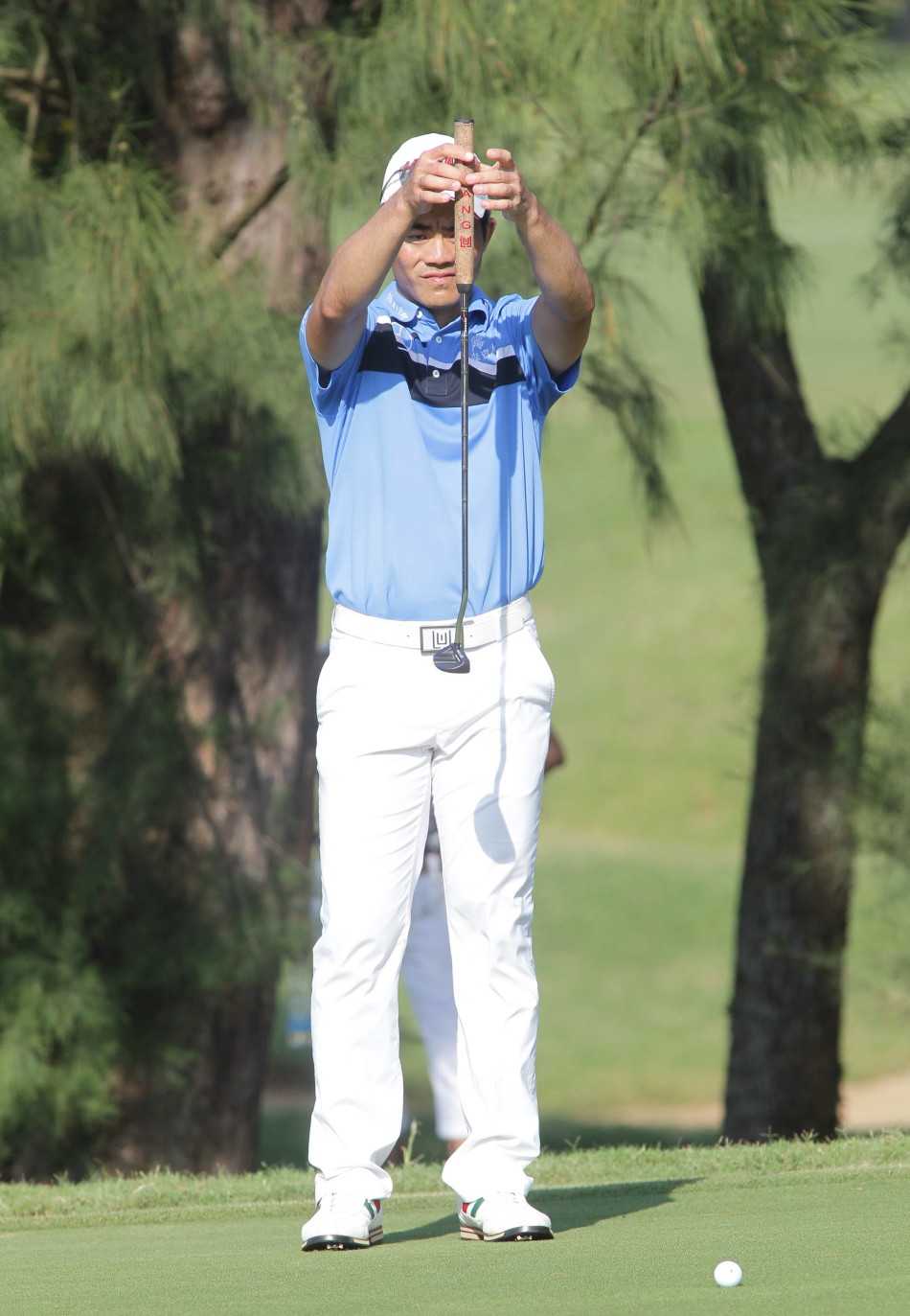 潘政琮在树林中冷静观察球位，准备做出关键一击的紧张时刻