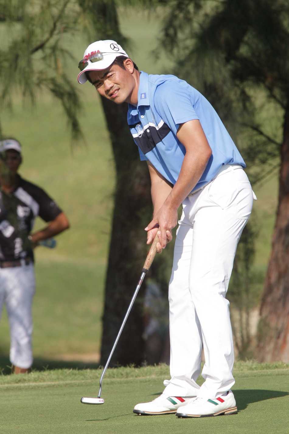 马来西亚球手谢志荣在沙坑中漂亮救球，沙粒在空中划出完美弧线