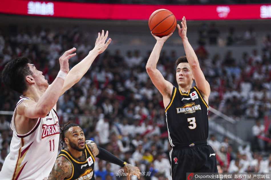 杭州奥体中心体育馆内，白色的助威服铺满看台，巨大的斗屏下球迷们挥舞着荧光棒，营造出令人窒息的总决赛主场氛围。