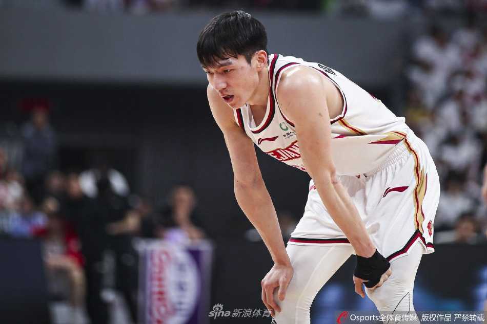 辽宁队主教练杨鸣在场边大声指挥，他手势坚定，眼神犀利，即使领先也丝毫不敢放松对场上局势的掌控。