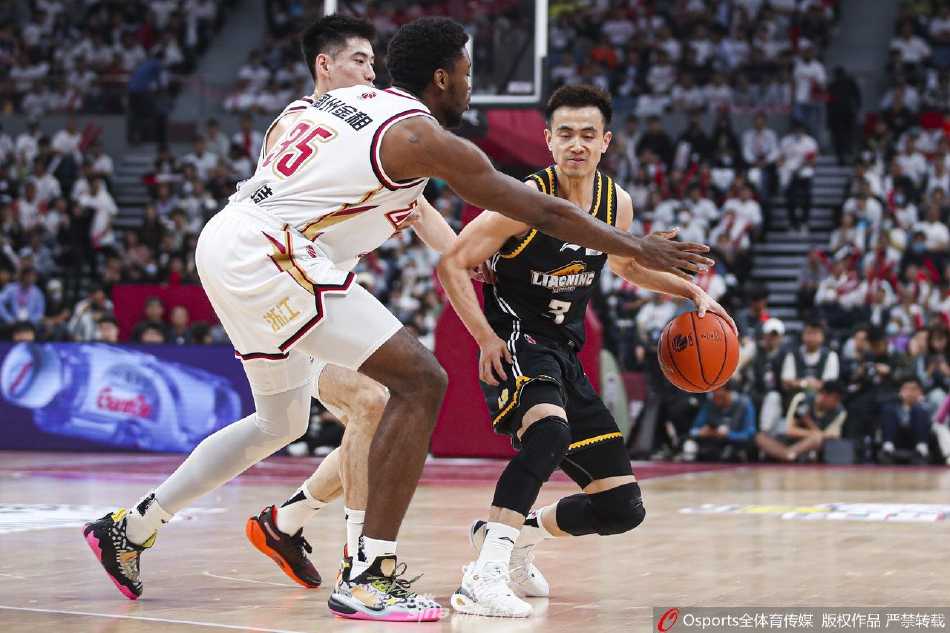 辽宁队球员张镇麟高高跃起，在空中单手将球劈入篮筐，他的身后是试图封盖却为时已晚的浙江队防守球员。