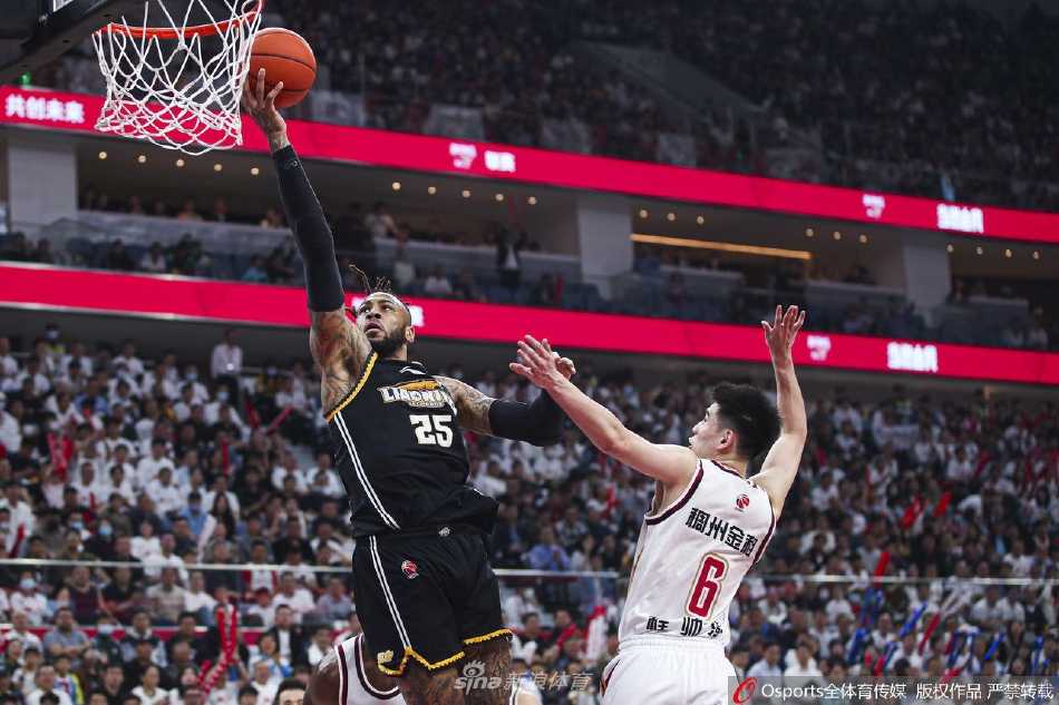 赛后，辽宁队球员们围在一起激情庆祝这场来之不易的客场胜利，替补球员递上毛巾，每个人的脸上都洋溢着笑容。