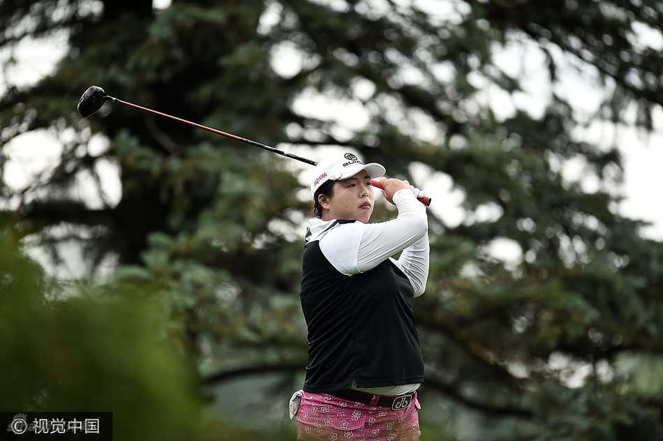 冯珊珊在球道上优雅流畅地完成全挥杆，动作一气呵成