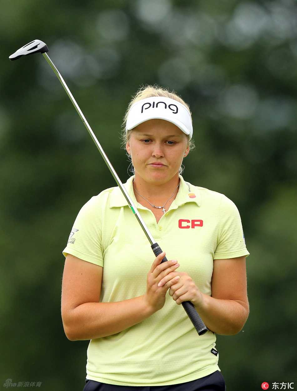 布鲁克·亨德森在沙坑中救球后凝视球洞，目光中充满对胜利的渴望