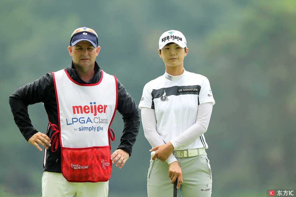 李安·佩斯在长草中冷静准备下一杆击球，尽显大赛经验