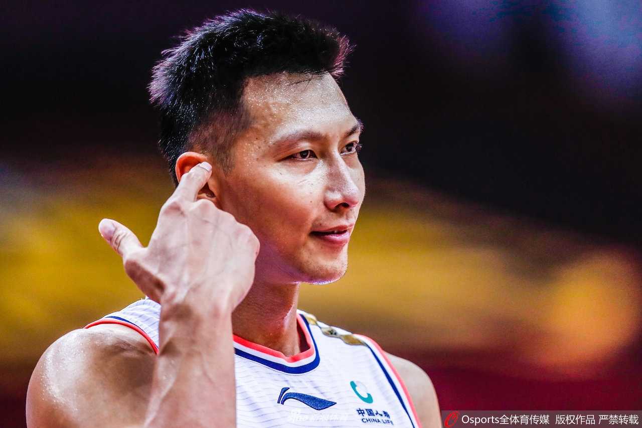 易建联在训练馆中神情专注，目光如炬地凝视着篮筐，仿佛要将这段时间所有的积蓄都倾注于此。