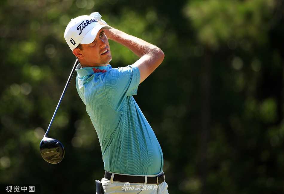 科普卡在果岭边观察线路，他眉头微蹙，似乎正在评估复杂的推杆局面。