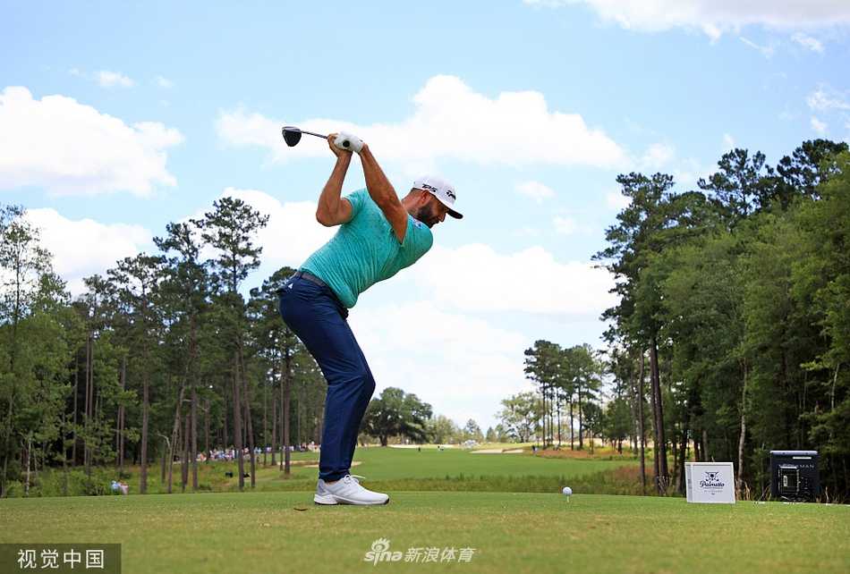 比赛在康加里高尔夫俱乐部举行，镜头俯瞰经典的球场设计，球道与沙坑线条优美。