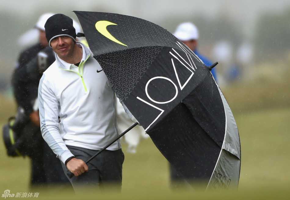 赛场掠影：麦克罗伊在正式比赛球道上行走，与球童交流，谋划进攻策略。