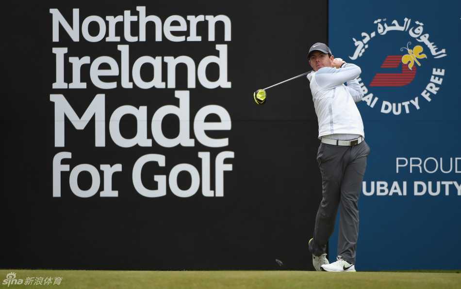 深情的注视：麦克罗伊的父亲在场边凝望儿子练习，眼中充满骄傲与支持。