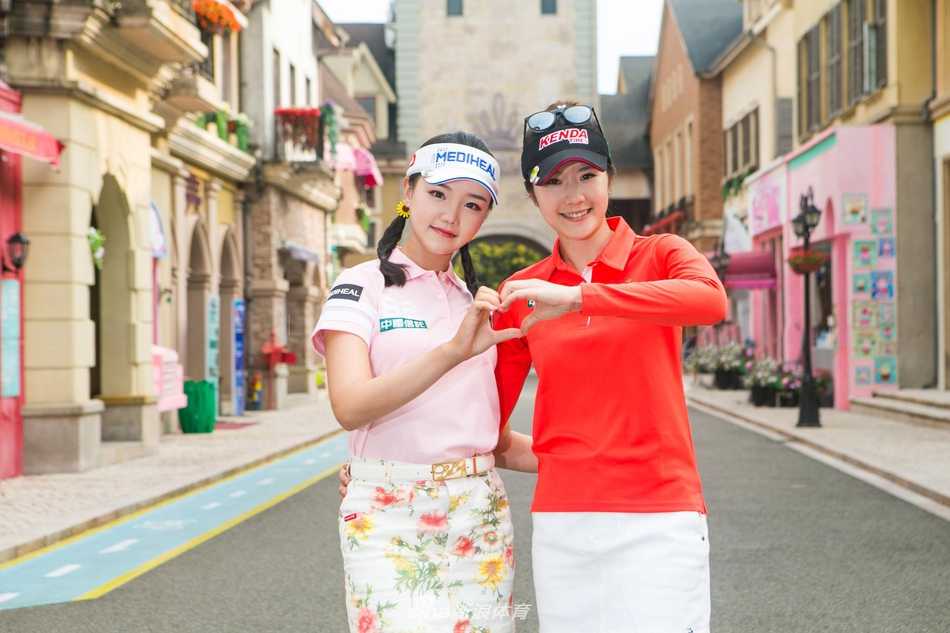 石昱婷优雅捧起奖杯模型，眼神中充满对胜利的憧憬，身后朦胧绿意衬得她身影如诗