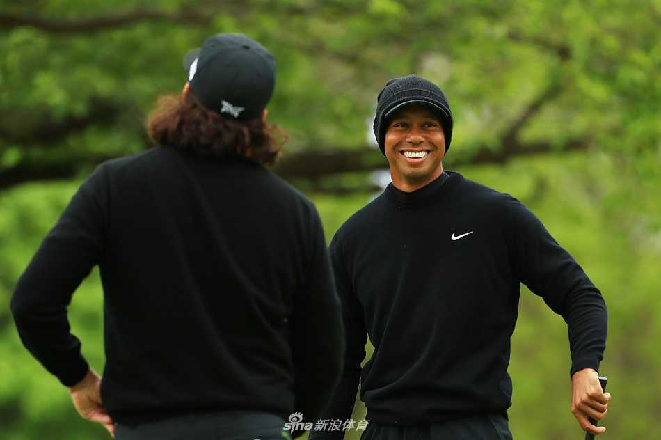 伍兹全力挥杆，一号木划破长空，彰显力量与优雅的完美结合