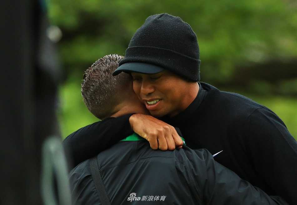 伍兹从沙坑中轻松救球，沙粒飞扬间展现大师级的细腻手感