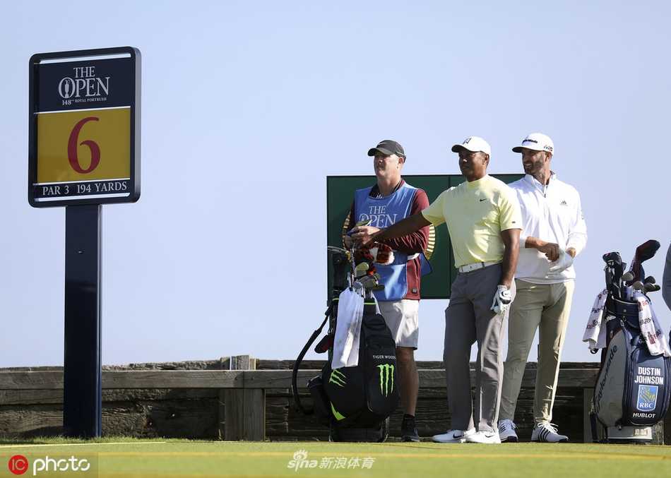 伍兹凝视远方球道，红色战袍在绿色林克斯背景下犹如一面旗帜