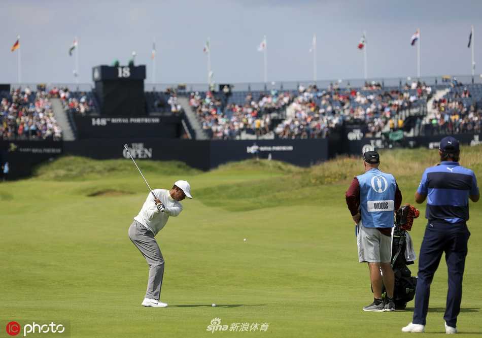 福勒在长草中沉稳观察，亮橙色上衣宛如赛场上一束跳跃的火焰