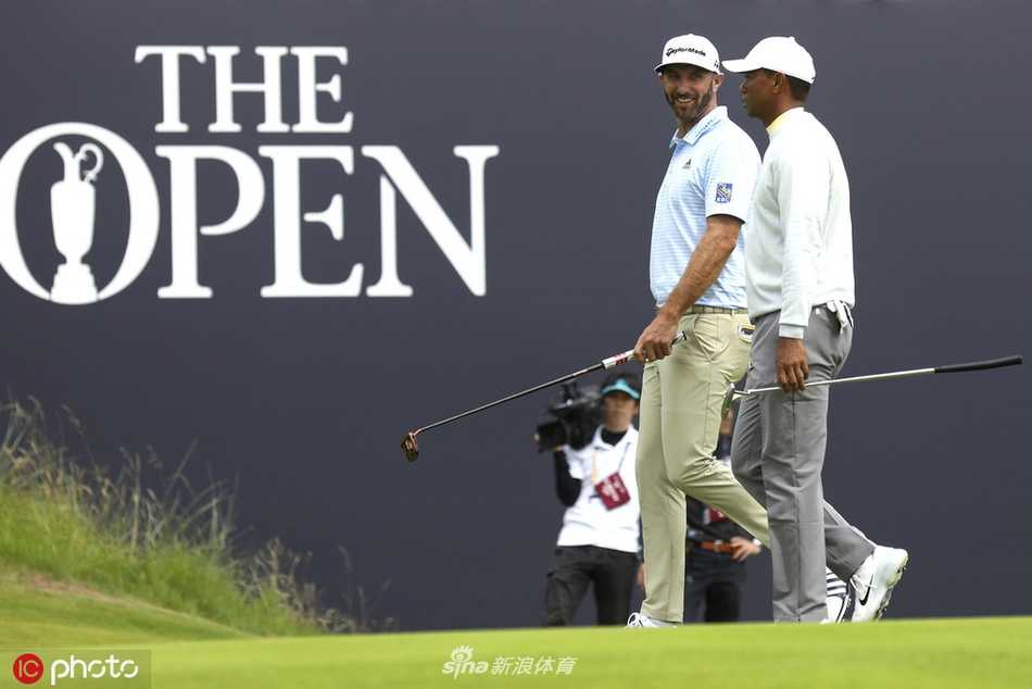 达斯汀在果岭边练习切杆，身体保持完美平衡，目光紧紧锁定落点