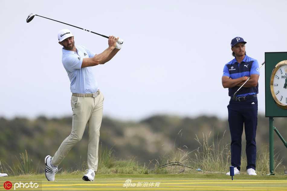 黄昏下的球场剪影，伍兹独自走向下一个挑战，身影坚定而充满故事