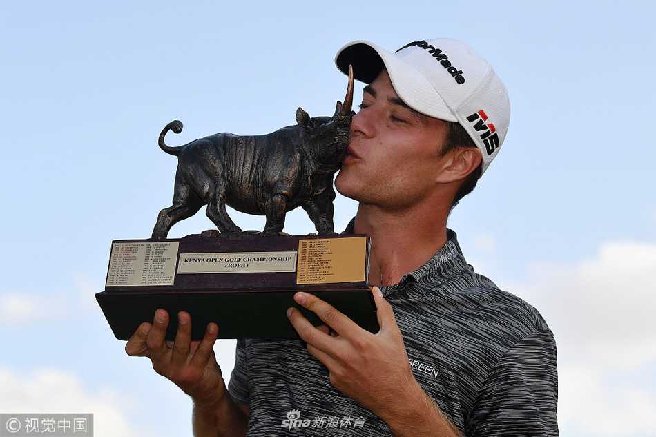 米格里奥兹专注凝视果岭，帽檐下目光如炬，手中球杆在肯尼亚的蓝天背景下划出坚定弧线