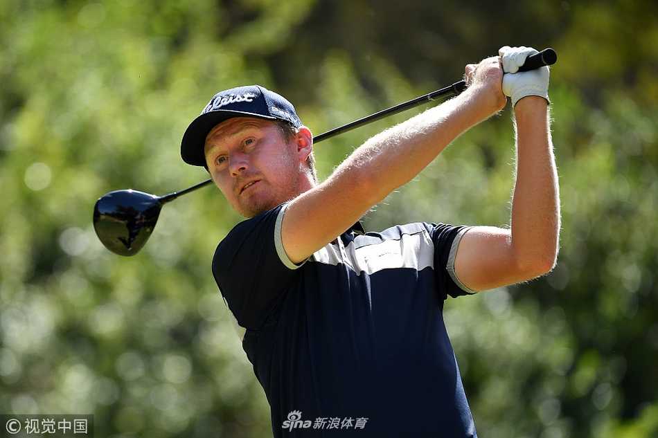 比赛中的精彩沙坑救球瞬间，沙粒飞溅如金色浪花，球员身体保持完美平衡，展现高超技巧