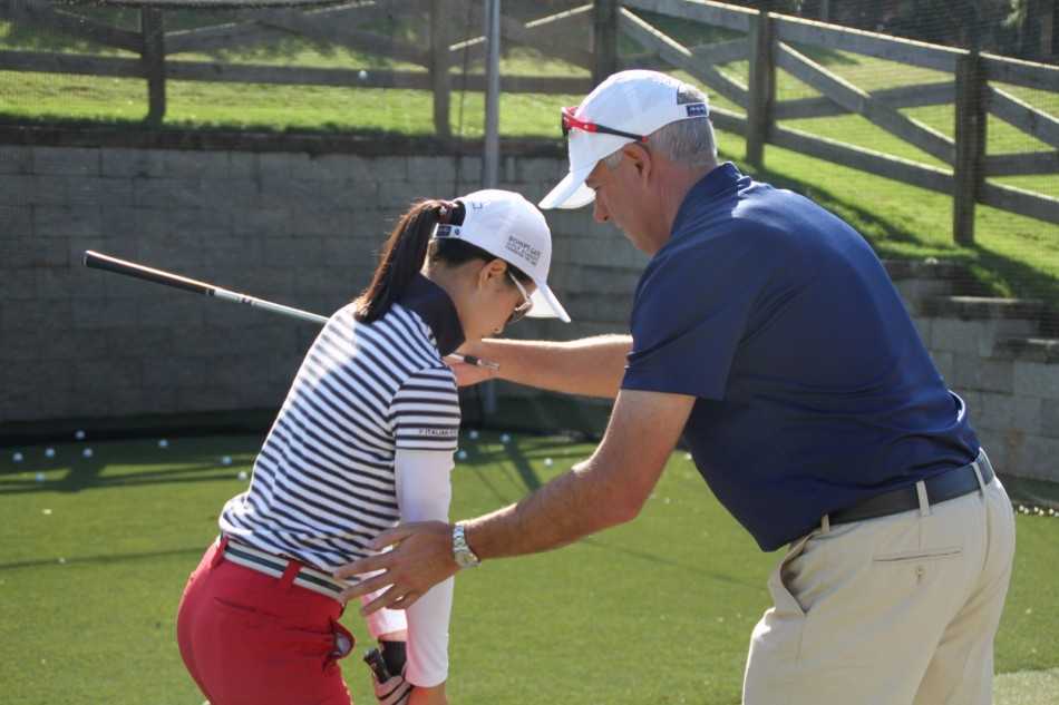 教学总监Jonathan Yarwood正专注地观察学员的准备姿势，他的目光精准如鹰隼，捕捉着每一个细微的身体角度与平衡点