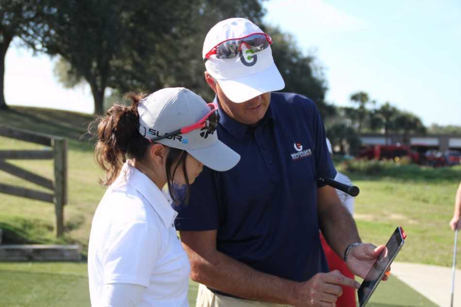 高清高速摄像机正在记录完整的挥杆过程，电脑屏幕上同步显示着三维挥杆轨迹与关键的身体角度数据