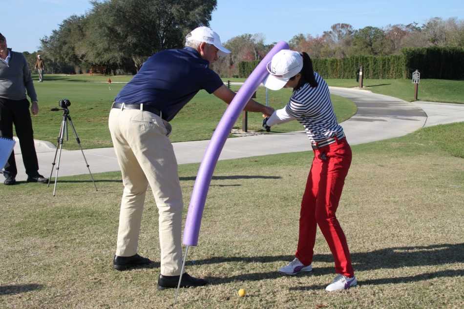 训练课程结束后，教练与学员围坐一起复盘今日数据，平板电脑上的图表与视频记录着一步步的进步轨迹