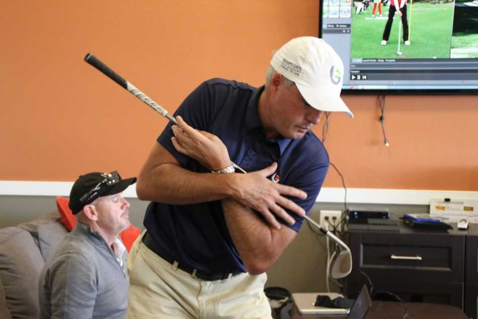 练习场上，学员根据刚刚分析得到的要点进行自主练习，夕阳为她的身影镀上金边，充满专注与力量感