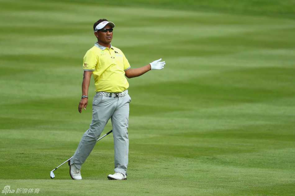 李昊桐在果岭边专注推杆，眼神坚定，正为中国高尔夫书写新的历史