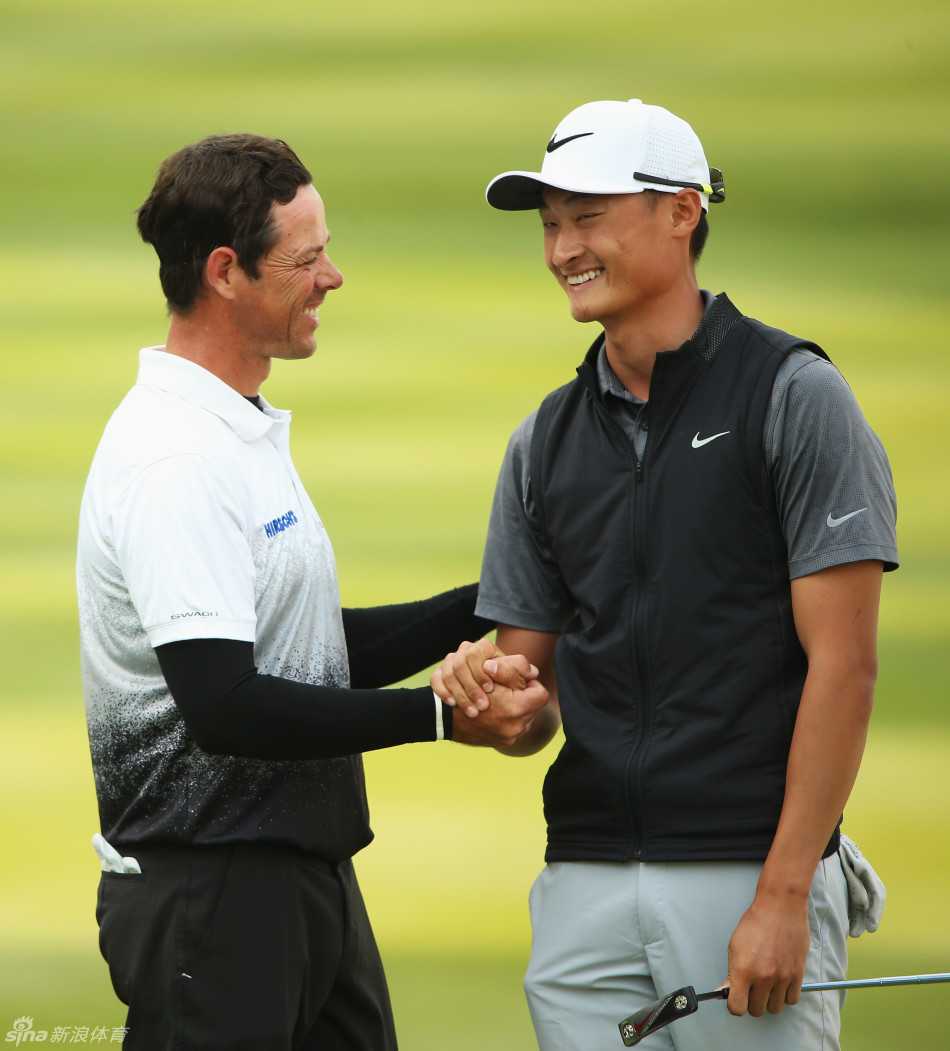 丹尼·威利特盯着自己的球位，脸上挂着招牌式的搞怪困惑表情，仿佛在思考一道高尔夫哲学难题