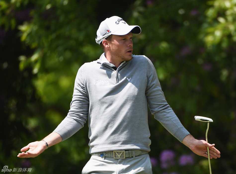 西班牙传奇老将西蒙尼斯凝视球道，花白的胡子与专注的神情尽显‘老炮儿’的赛场智慧与风度