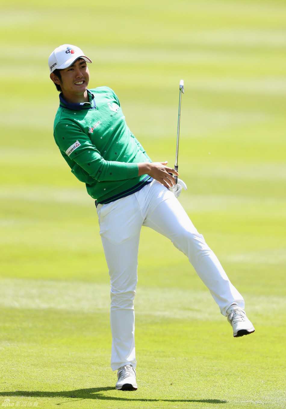 泰国名将贾第在沙坑中挥杆击球，沙砾飞溅，展现出力与技巧的完美结合