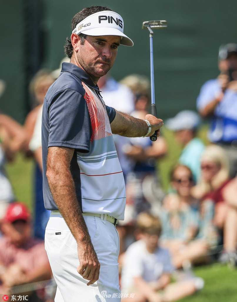 乔丹·斯皮思在沙坑中全神贯注地挥杆，沙砾飞扬的瞬间充满力量与技巧的美感。