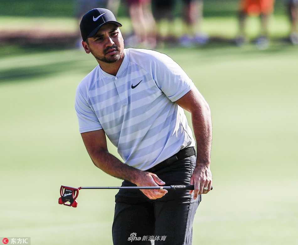 亨里克·斯滕森以标志性的冷静目光审视果岭，准备做出关键一推。