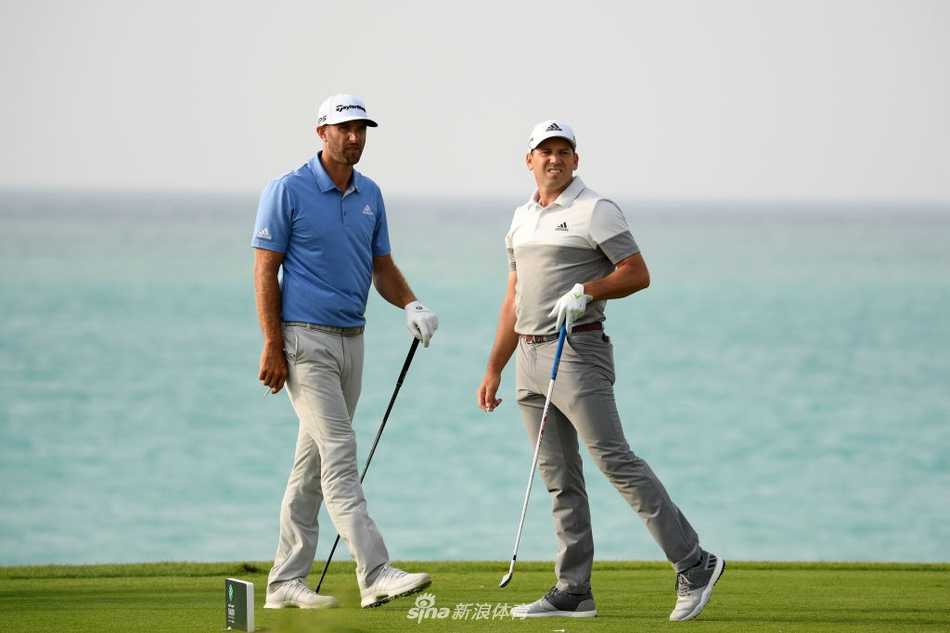 西班牙名将加西亚在夕阳下完成挥杆，身影与拉长的影子构成一幅充满动感的优美画面