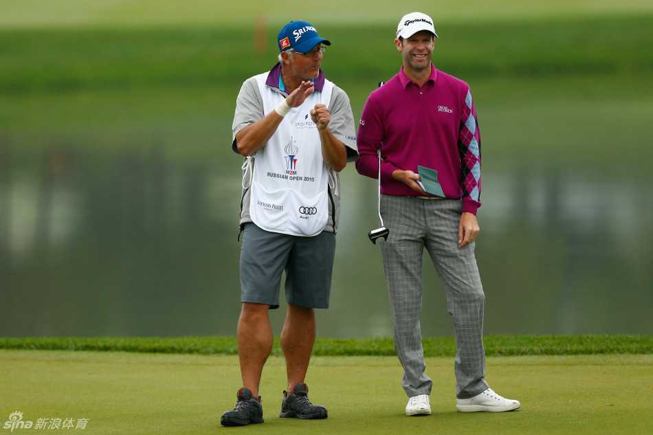 苏格兰球手斯科特·杰米森正在进行一号木开球，他的上杆幅度充分，身体扭转充满力量感，整个挥杆动作流畅而帅气，极具观赏性。