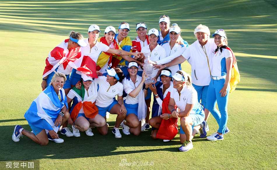 欧洲队队长与核心队员紧紧拥抱，眼眶含泪，所有的策略、压力与信任在此刻化为无言的激动与释放。