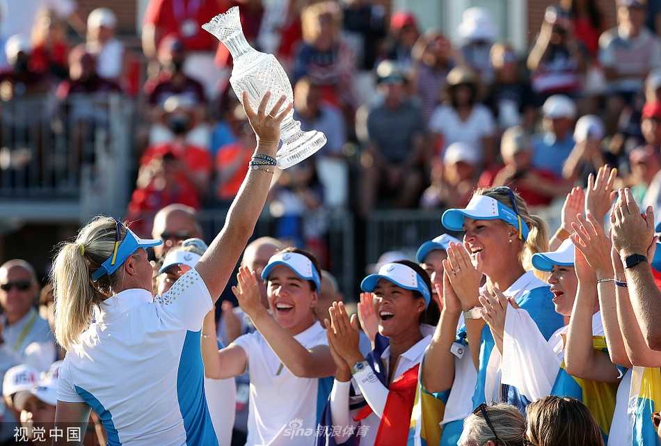 果岭之上，欧洲推杆手屏息瞄准，全场寂静，随着小球应声入洞，她振臂高呼，尽情宣泄喜悦。