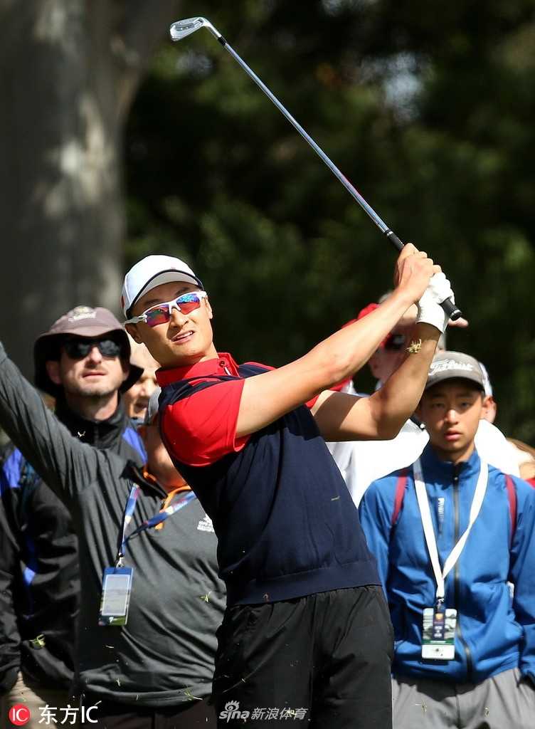 英格兰名将伊恩保尔特在比赛中聚精会神地观察果岭推杆线路，眼神锐利充满求胜欲望