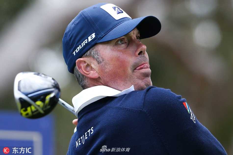 球场夕阳西下时分金色阳光洒在果岭和沙坑上，构成一幅宁静而富有诗意的画面