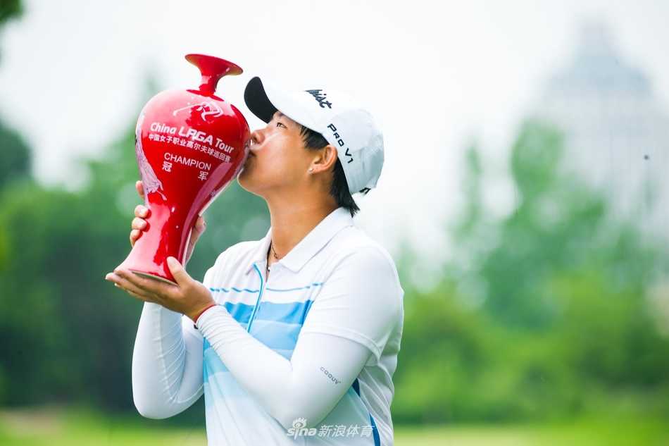 黄靖在果岭上专注推杆，凝神静气决胜千里