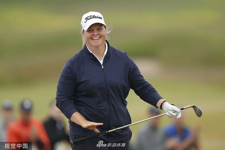 海德沃尔在球道上自信挥杆，阳光勾勒出她充满力量感的挥杆剪影