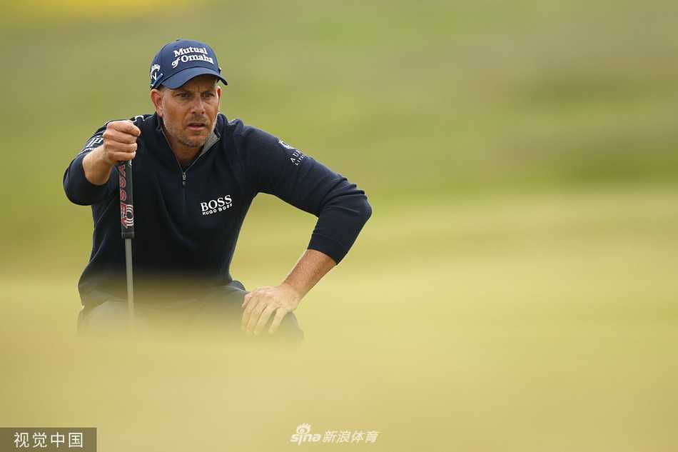 海德沃尔成功推击后露出微笑，喜悦之情溢于言表，创造历史的压力瞬间释放