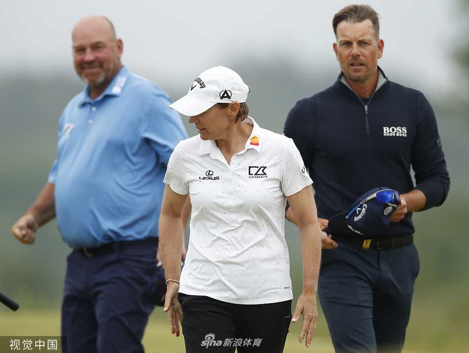 同组球员在果岭上观察推杆线路，男女球员同场竞技的和谐画面成为赛事最独特的风景