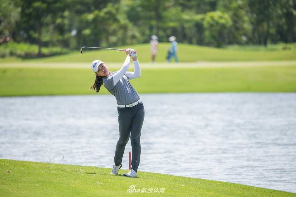 殷若宁在决赛轮中沉稳挥杆，目光坚定地望向前方果岭，冠军的气质在举手投足间已然显露