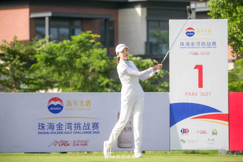 刘艳在果岭上仔细研判推杆线路，她整周表现稳健，曾是冠军的有力争夺者之一