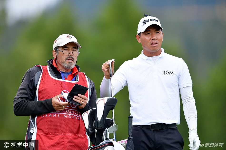 吴阿顺在瑞士如画的山景中全神贯注地挥杆，球杆划出优雅的弧线。