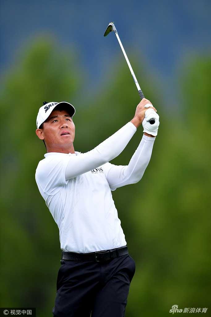 吴阿顺在球道上自信地行走，目光望向远方的落点，展现出职业球员的沉稳风范。