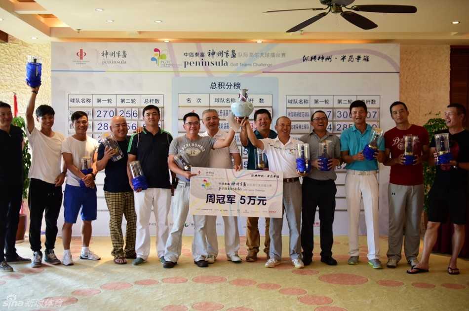 比奇漢队队长高举奖杯，身后夕阳为草地镀上一层金光